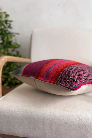 Cojín peruano a rayas rosa y verde