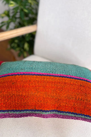 Cojín étnico verde y naranja