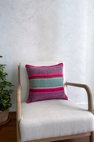 Cojín peruano a rayas verde claro y rosa
