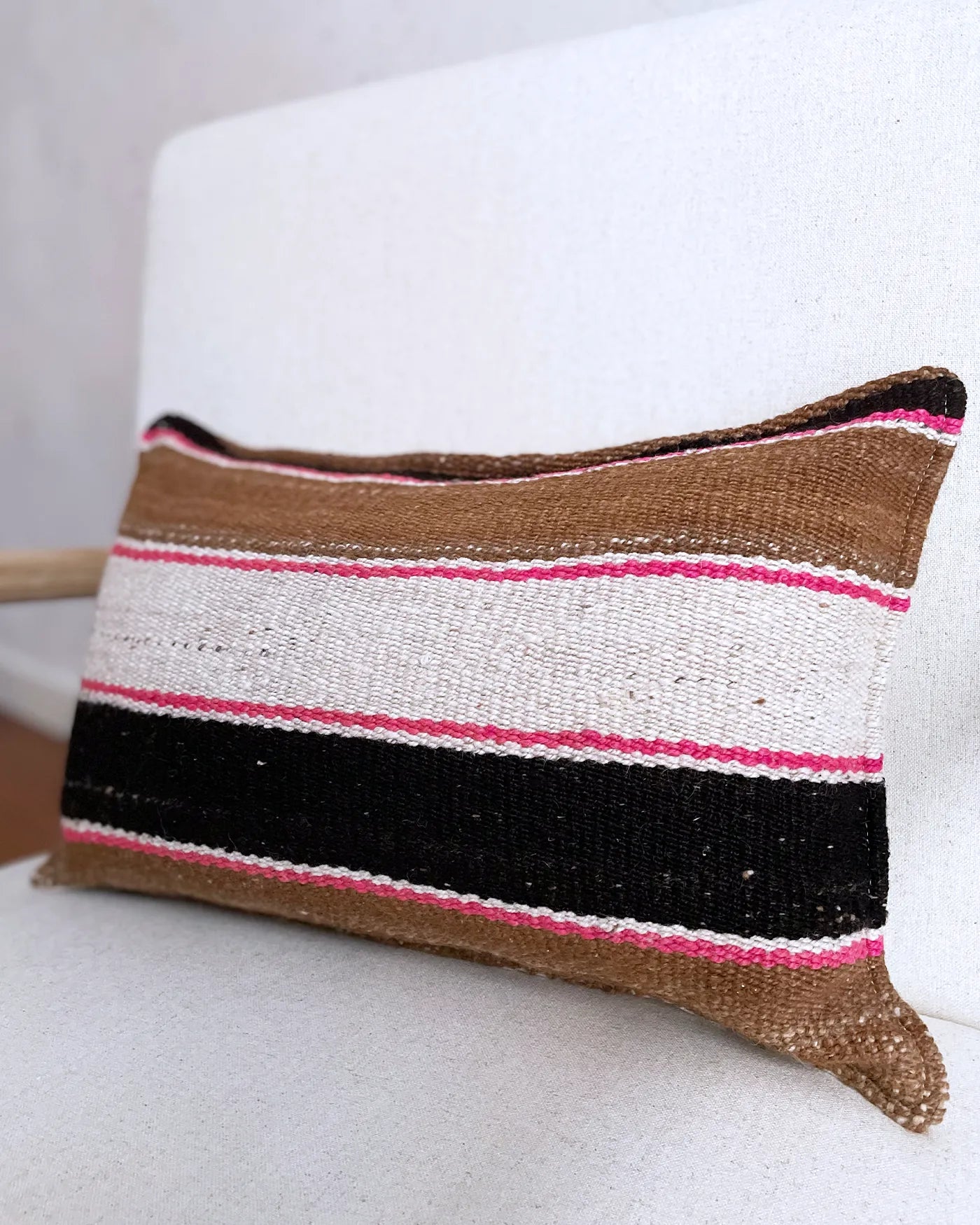 Cojín Artesanal Étnico Marrón y Rosa 30x50