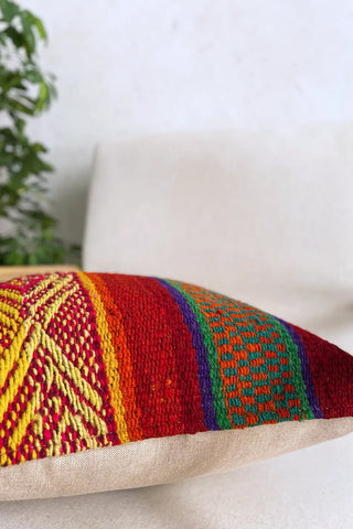Cojín peruano rojo y amarillo