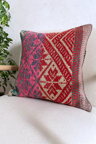 Cojín peruano rojo y rosa