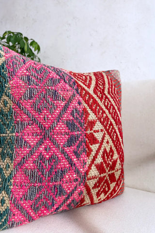 Cojín peruano rojo y rosa