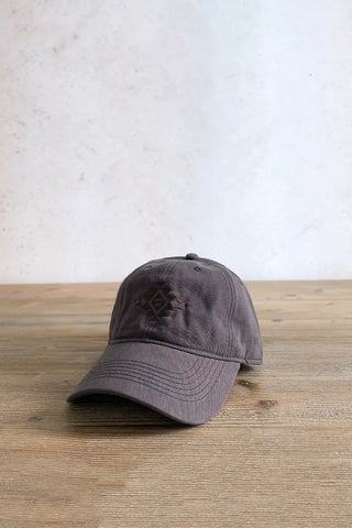 Gorra original con bordado étnico Gris y Marrón