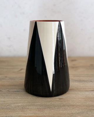 Jarrón artesanal Triángulos Vulcano, 23 cm - Negro