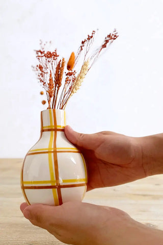 Jarroncito artesanal Cuadros, 13 cm - Ocre y Tierra