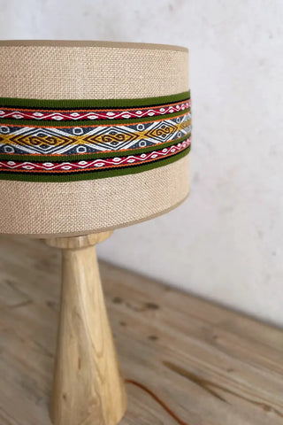 Lámpara étnica de madera con tejido peruano