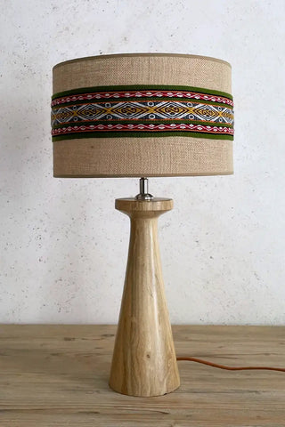 Lámpara étnica de madera con tejido peruano