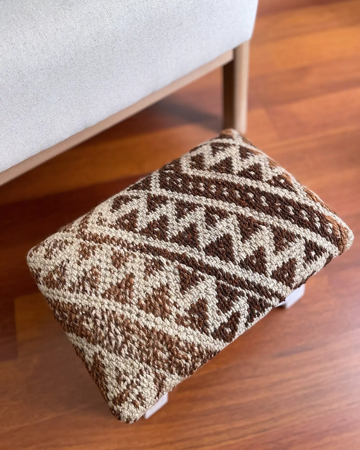 Taburete Pequeño con Tejido Peruano Marrón