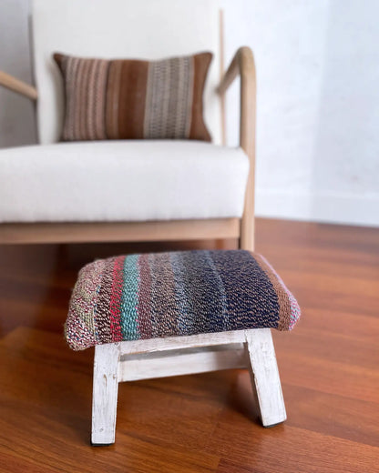 Taburete Pequeño con Tejido Peruano Azul