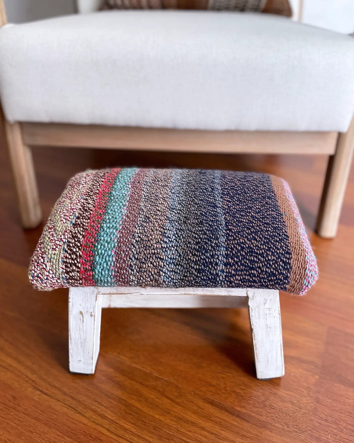 Taburete Pequeño con Tejido Peruano Azul