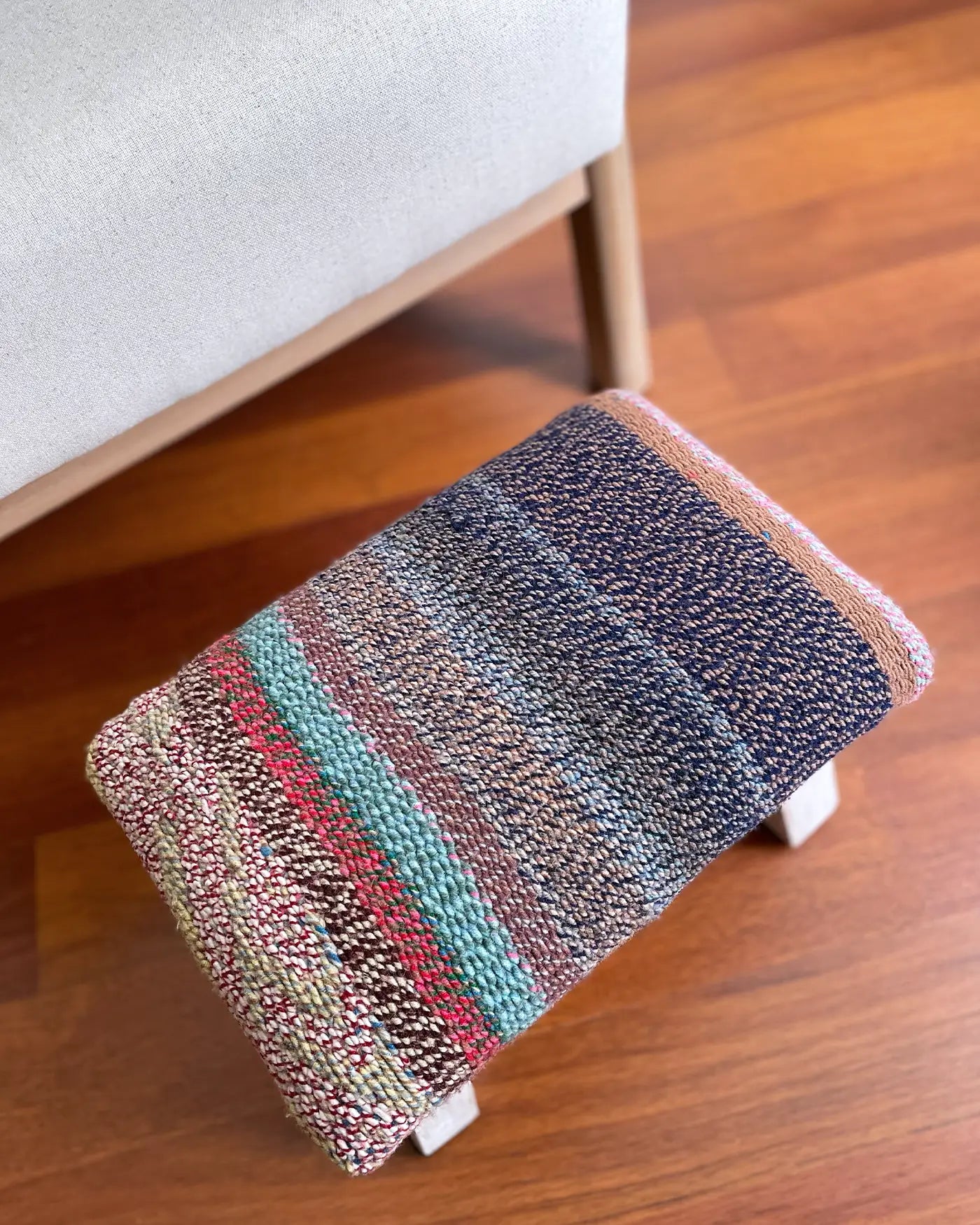 Taburete Pequeño con Tejido Peruano Azul