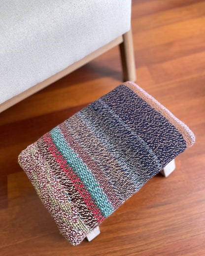 Taburete Pequeño con Tejido Peruano Azul