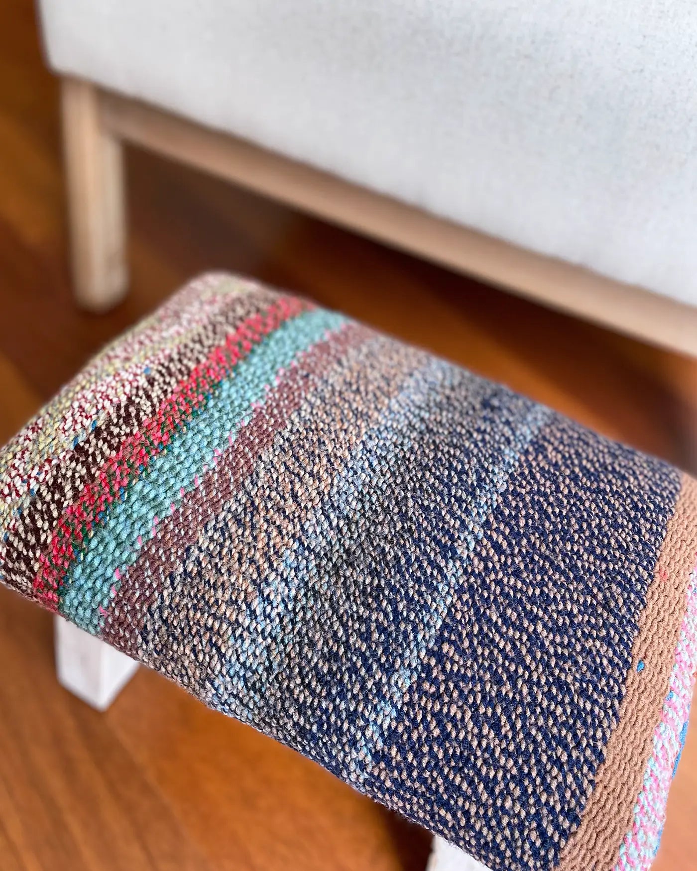 Taburete Pequeño con Tejido Peruano Azul