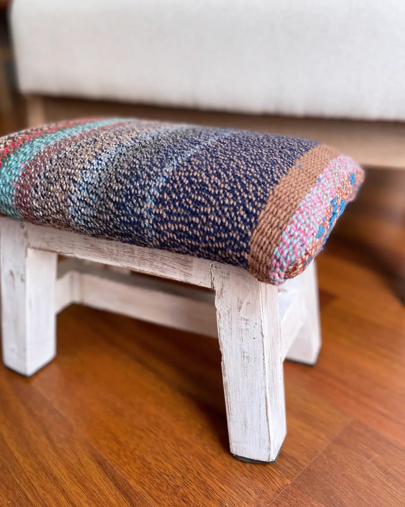 Taburete Pequeño con Tejido Peruano Azul