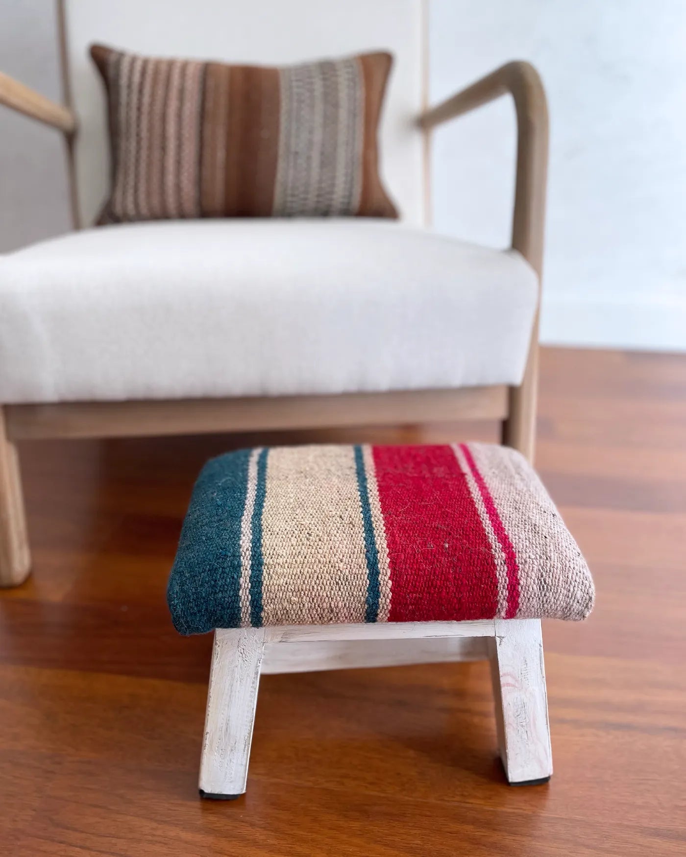 Taburete Pequeño con Tejido Peruano Rojo y Verde