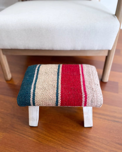 Taburete Pequeño con Tejido Peruano Rojo y Verde