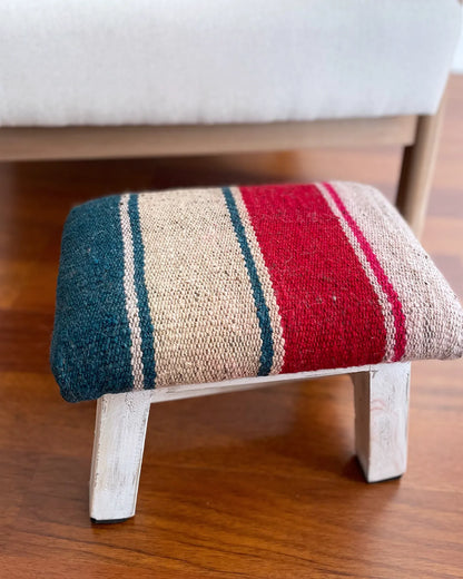 Taburete Pequeño con Tejido Peruano Rojo y Verde