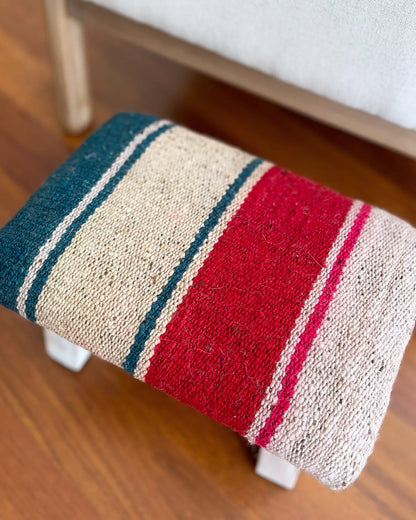 Taburete Pequeño con Tejido Peruano Rojo y Verde