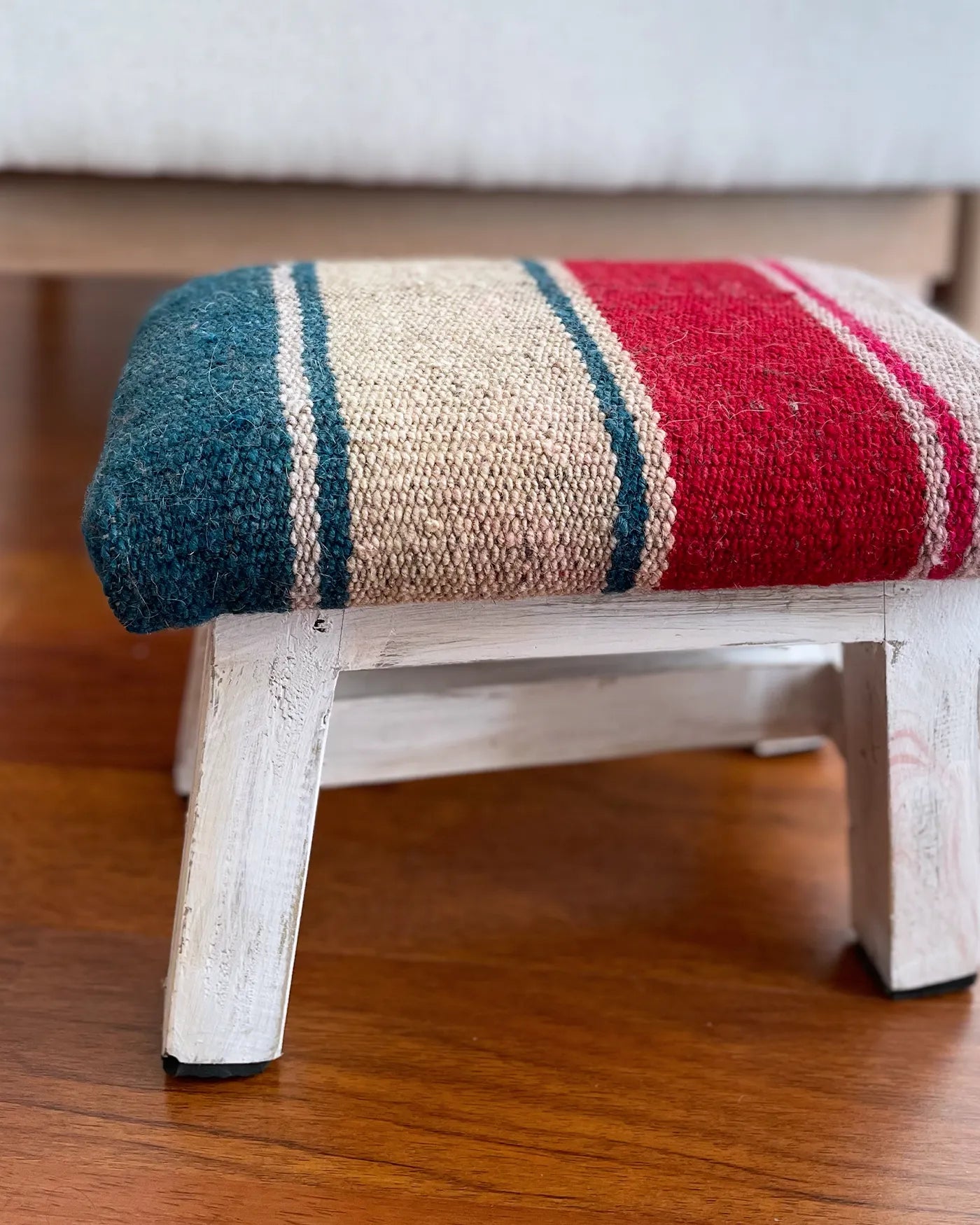 Taburete Pequeño con Tejido Peruano Rojo y Verde