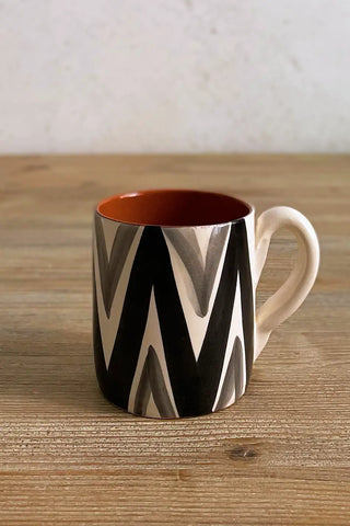 Taza artesanal mediana Triángulo Doble, colores diferentes