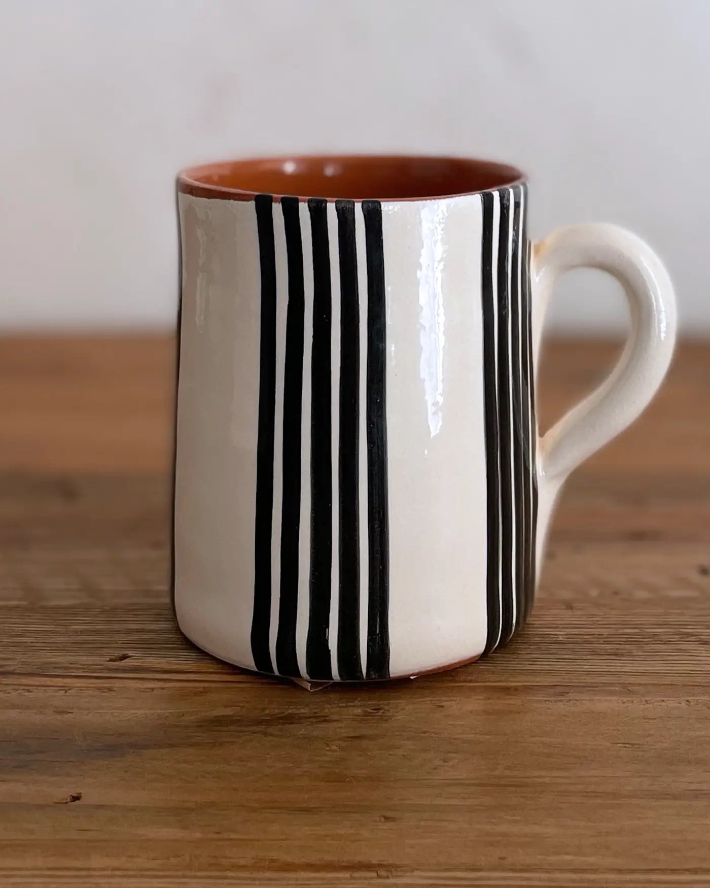 Taza Artesanal de Cerámica Rayas Negra
