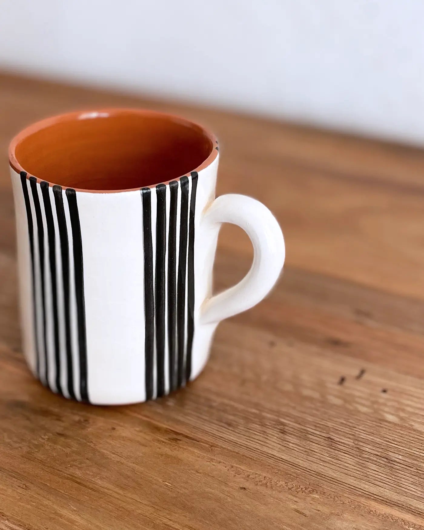 Taza Artesanal de Cerámica Rayas Negra