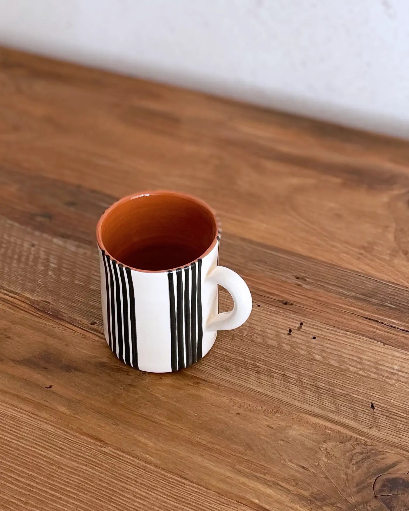 Taza Artesanal de Cerámica Rayas Negra