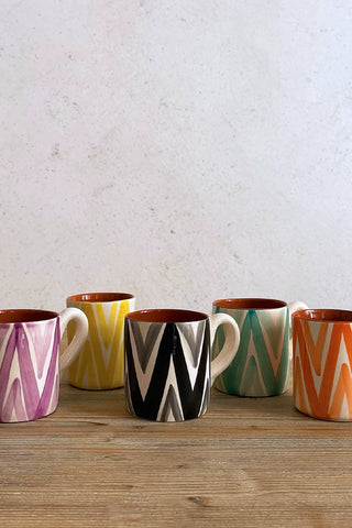 Taza artesanal mediana Triángulo Doble, colores diferentes