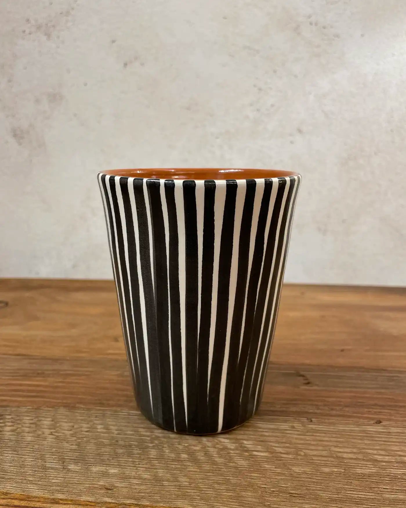 Vaso Artesanal de Cerámica Rayas Negro